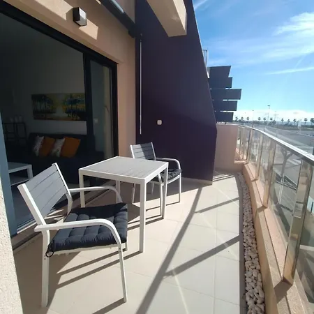 Pmt30 - Family Friendly - Close To And Shops Apartment *