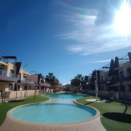 Pmt30 - Family Friendly - Close To And Shops Apartment